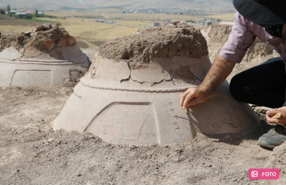 Türkiyədə Urartu dövründən qalma nəhəng küplər aşkarlandı
