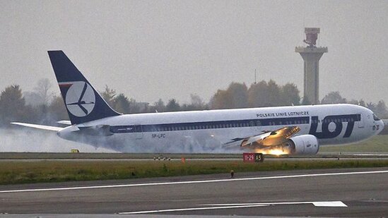 Qanadı yanan təyyarə təcili yerə endi - VİDEO