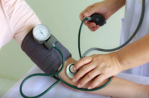 Təzyiq ölçən cihazınız səhv göstərə bilər: Qol vəziyyəti göstəricilərə necə təsir edir