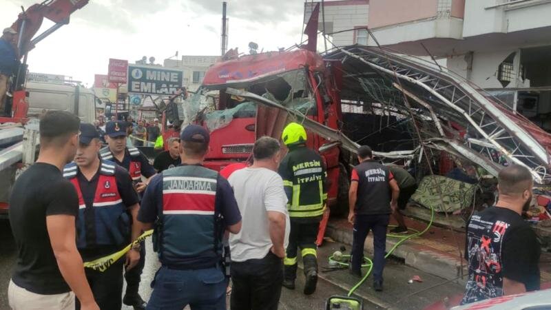 Türkiyədə idarədən çıxan yük maşınının mağazaya daxil olması nəticəsində 7 nəfər yaralanıb