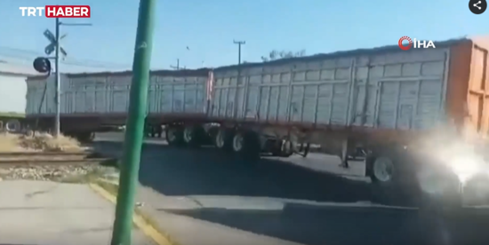 Meksikada qatar yük maşını ilə toqquşdu-VİDEO