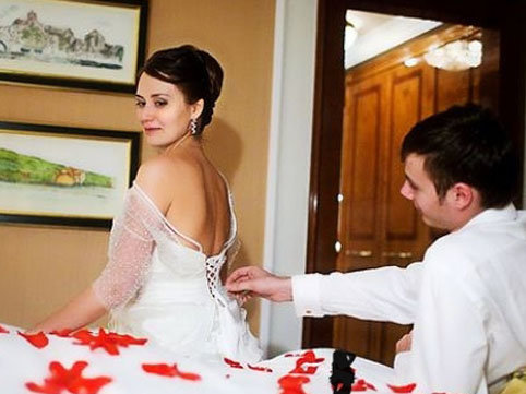 Toy gecəsi gəlin bəyin yaxın dostu ilə yatmalıdır - tükürpədən toy adəti/ FOTO