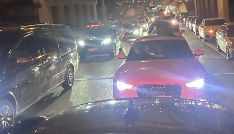 Tək bir səbəbi var! Görüntülərdəki tıxac toy karvanından deyil! - VİDEO