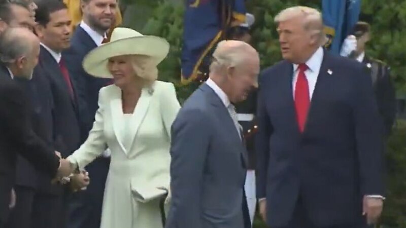 Donald Trampın bu rəftarı geniş müzakirələrə səbəb oldu - VİDEO