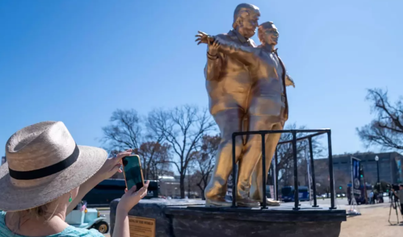 Vaşinqtonda Tramp və Epşteynin səmimi heykəlini nümayiş etdiriblər - VİDEO