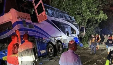 Turistləri daşıyan avtobus yük maşını ilə toqquşdu: Çoxlu sayda ölən var - VİDEO