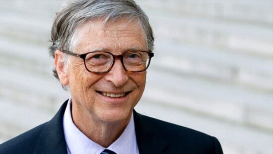 Trampın keçmiş müşavirindən İDDİA: "Koronavirusu insanlara mikroçip taxmaq üçün Bill Qeyts yaradıb"