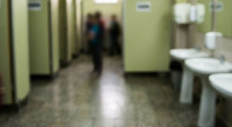 Məktəb tualetində silah və təhdid məktubu tapıldı