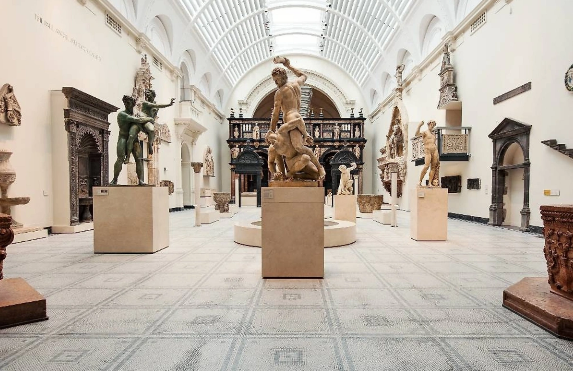 Uelsdə muzeydən tunc dövrünə aid unikal qızıl-zinət əşyaları oğurlanıb