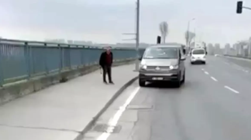 Motokuryerin üstünə çəkiclə yeriyən mikroavtobus sürücüsü videoya çəkildiyini anlayıb geri qayıtdı - VİDEO