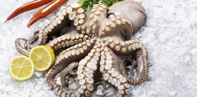 82 yaşlı kişi diri osminoq yedi, boğularaq öldü