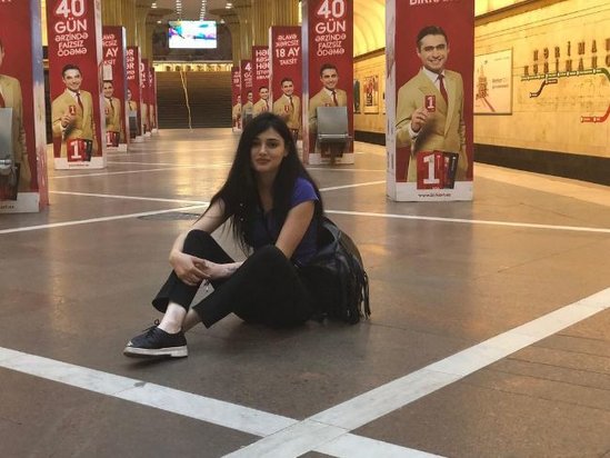 Bakı metrosunda sensasion görüntü: Qız gecə saat 4-də relsin üstünə düşdü - FOTO