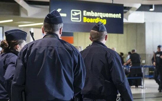 Fransada hava limanında polis bir nəfəri güllələyərək öldürüb