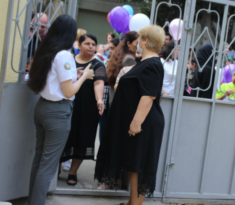 Valideynlərdən şikayət: "Bizi məktəblərə buraxmırlar" - AÇIQLAMA