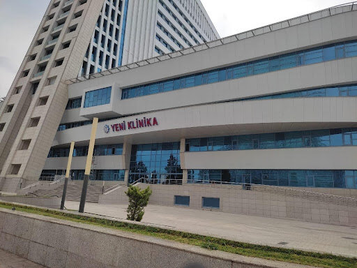 "Yeni Klinika"nın qarşısında ölüm