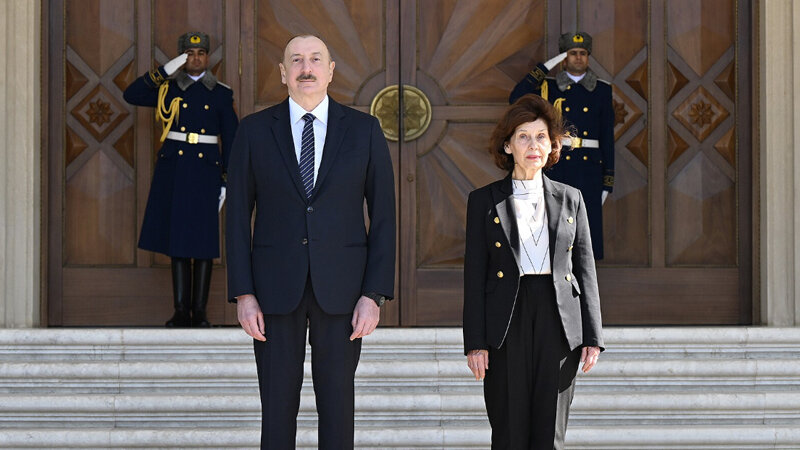 Prezident həmkarını təbrik etdi