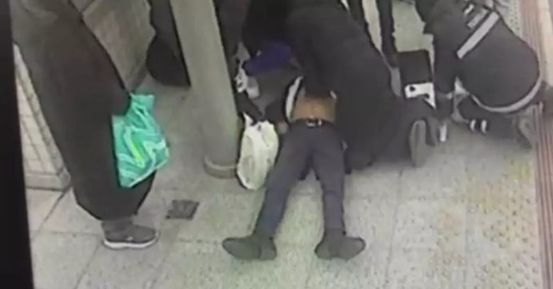 Qatar gözləyərkən ürəyi dayanan kişi görün necə xilas edildi - VİDEO