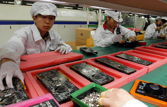 Çində "iPhone 17" yığanlar qul kimi işlədilir