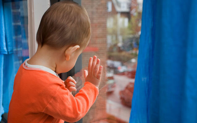 Bir yaşlı uşaq 3-cü mərtəbədən yıxıldı