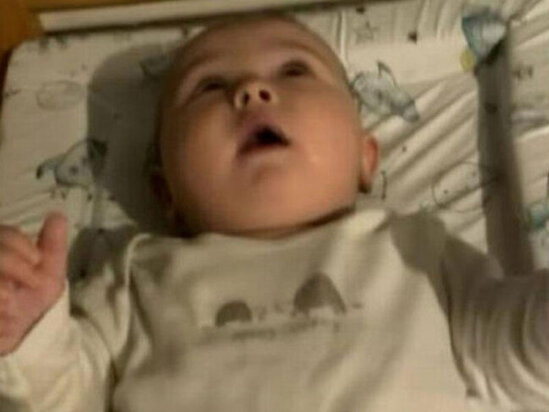 8 aylıq uşaq qəflətən danışmağa başladı: İlk sözü valideynləri heyrətə gətirdi - VİDEO