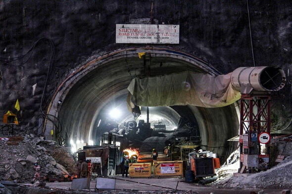 Hindistanda çökən tuneldən 41 işçini çıxarmaq üçün ibtidai üsuldan istifadə edəcəklər - FOTO