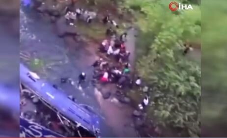 Avtobus aşaraq çaya düşdü:24 nəfər öldü-VİDEO