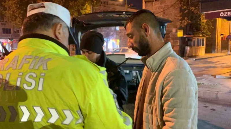 Sərxoş sürücü vəsiqə istəyən polisə sosial media hesabını göstərdi - VİDEO