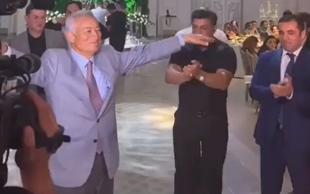 Vaqif Axundov nəvəsinin toyunda - VİDEO