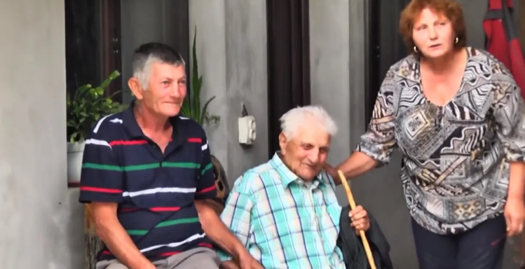 30 il əvvəl yoxa çıxdı: İllər sonra eyni paltarla QAYITDI - FOTOLAR