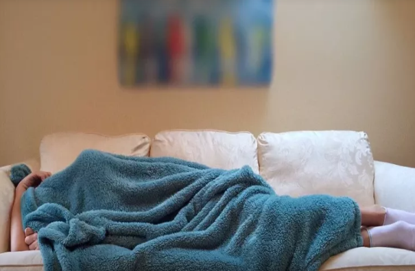 Pijamaları unudun - çılpaq yatmaq niyə daha FAYDALIDIR?