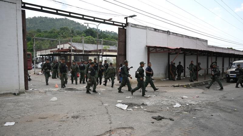 Venesuela illərdir banda nəzarətində olan həbsxananı geri alıb