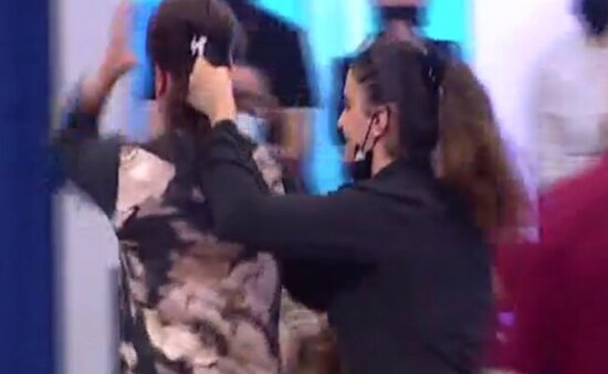 Verilişə gəldiyi üçün bacısının saçından tutub studiyadan çıxartdı - Video