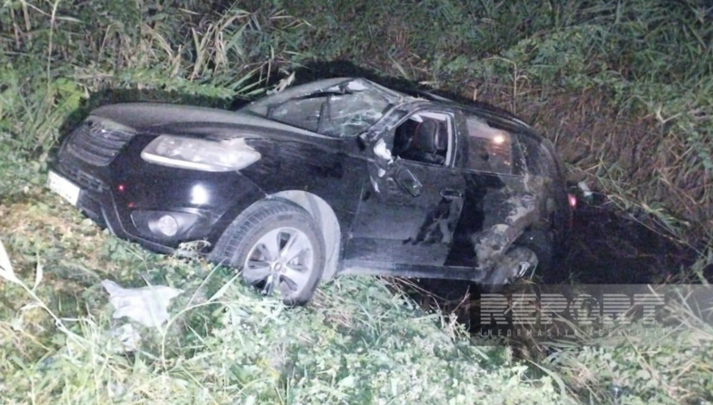 Bakı-Qazax yolunda avtomobil kanala düşüb: Xəsarət alan var