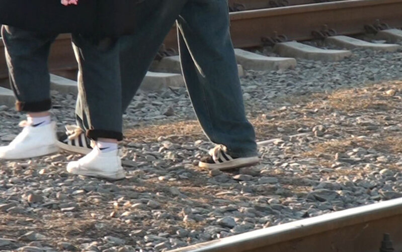 Dərsdən qayıdanda vaqonun üstünə çıxıb şəkil çəkdirmək istəyibmiş... - Video