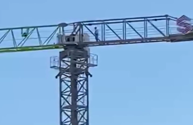 Kran operatoru 40 metr hündürlükdə namaz qıldı - VİDEO