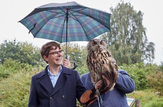 Merkel parkda quşları bəsləyərkən tutuquşunun "hücumuna" məruz qaldı - FOTO