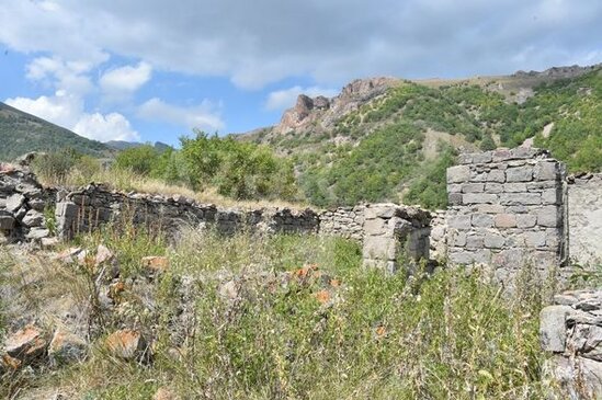 Ermənilərin viran qoyduğu Kəlbəcərin Armudlu kəndindən görüntülər - FOTO