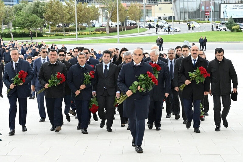 İqtisadiyyat Nazirliyinin kollektivi Zəfər parkını ziyarət edib