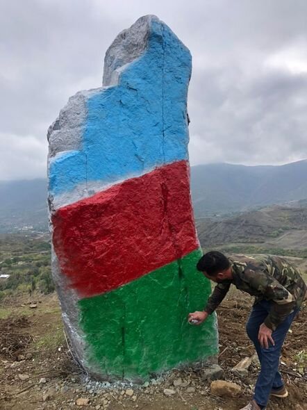 Hadrutda qayanı Azərbaycan bayrağına boyayan gənc kimdir? - VİDEO
