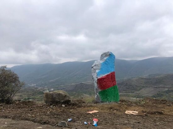 Hadrutda qayanı Azərbaycan bayrağına boyayan gənc kimdir? - VİDEO
