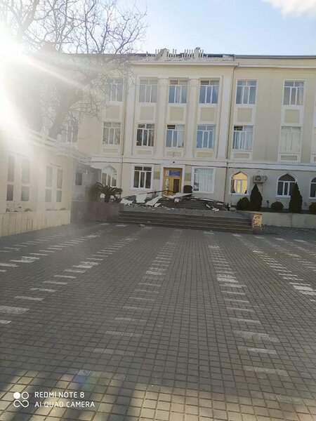 Bakıda güclü külək məktəbin damını uçurdu - Foto