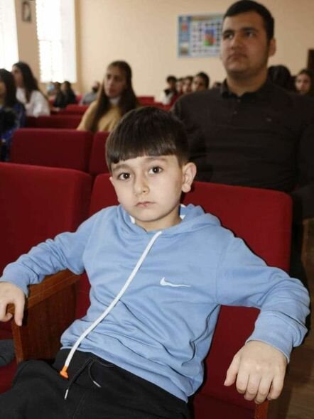 Altı yaşında dişləri ilə avtomobili çəkən pəhləvanın atası: "İspaniyadan təklif gəlmişdi" - FOTO