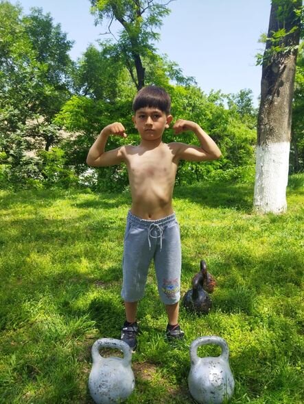 Altı yaşında dişləri ilə avtomobili çəkən pəhləvanın atası: "İspaniyadan təklif gəlmişdi" - FOTO