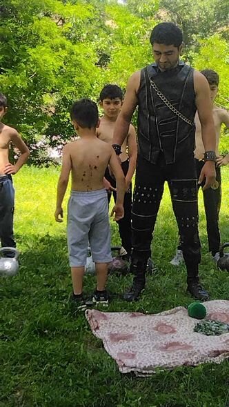 Altı yaşında dişləri ilə avtomobili çəkən pəhləvanın atası: "İspaniyadan təklif gəlmişdi" - FOTO