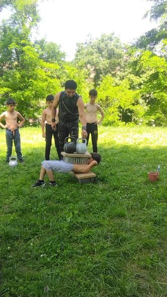 Altı yaşında dişləri ilə avtomobili çəkən pəhləvanın atası: "İspaniyadan təklif gəlmişdi" - FOTO