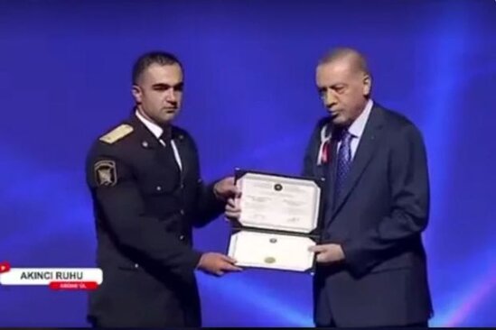 Ərdoğan azərbaycanlı hərbçiyə diplom təqdim edib - VİDEO