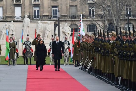 Budapeştdə Prezident İlham Əliyevin rəsmi qarşılanma mərasimi olub - FOTO