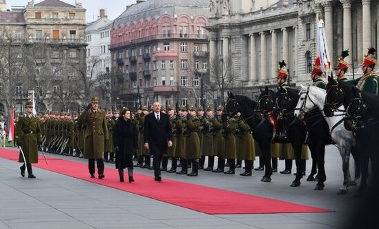 Budapeştdə Prezident İlham Əliyevin rəsmi qarşılanma mərasimi olub - FOTO