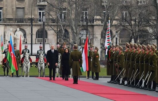 Budapeştdə Prezident İlham Əliyevin rəsmi qarşılanma mərasimi olub - FOTO