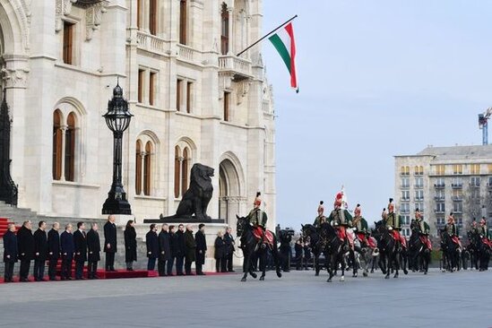 Budapeştdə Prezident İlham Əliyevin rəsmi qarşılanma mərasimi olub - FOTO